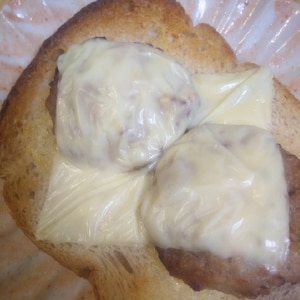 冷凍ハンバーグのマヨチーズトースト